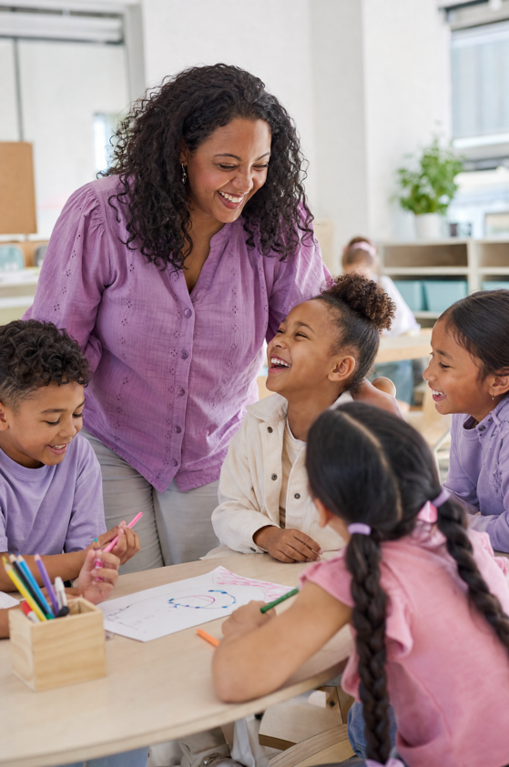 Docente lacht met een groep leerlingen